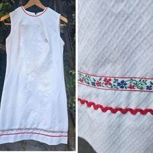 ❌️sold❌️ Vintage 60s 70s White Sleeveless Chic Dress Folk Floral + Ric Rac S M